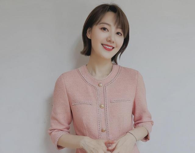 女主持王冠:离开央视4年,深陷"桃色绯闻",被父母催婚13年