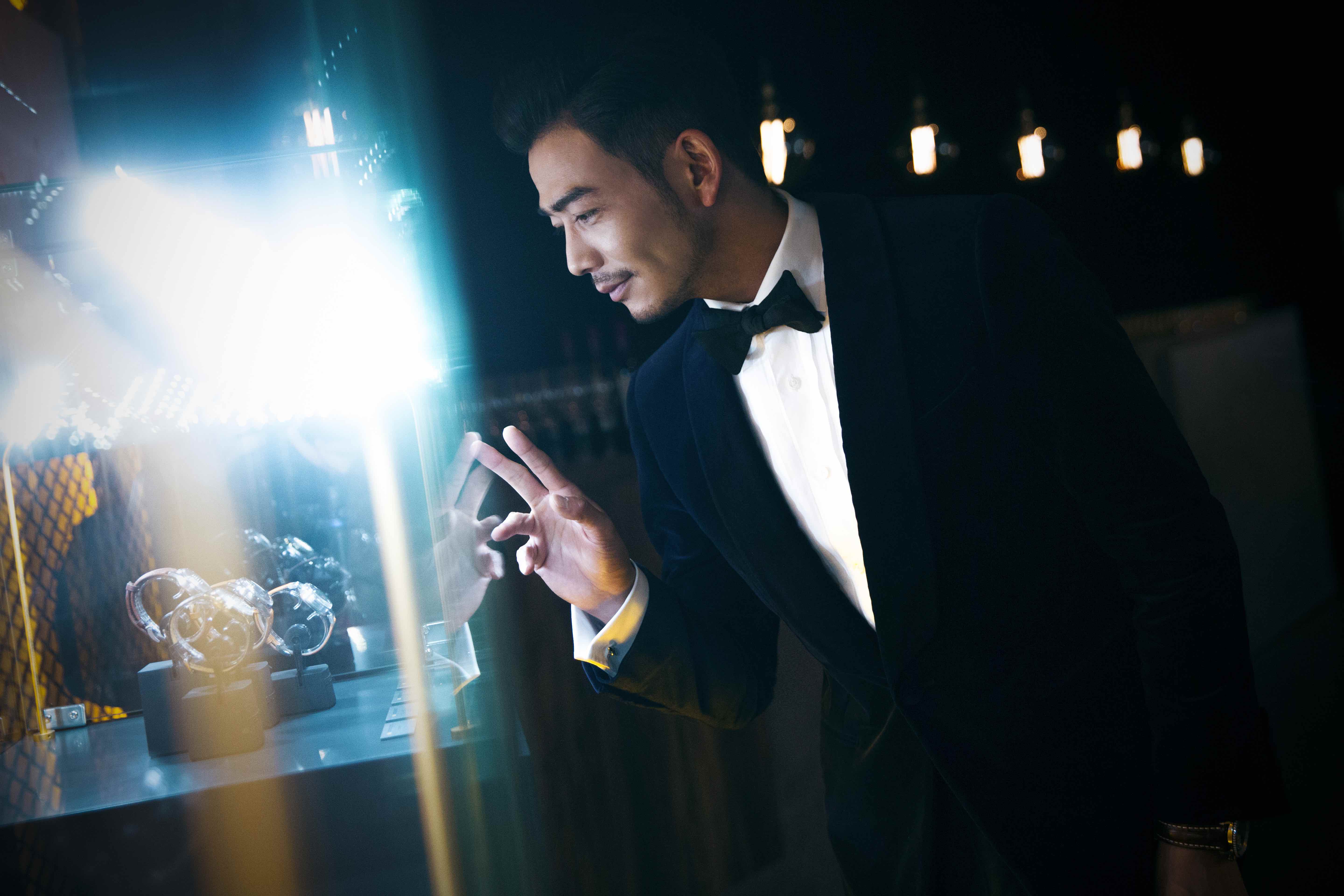 杨烁"正装杀"亮相 显超高时尚力与商业价值