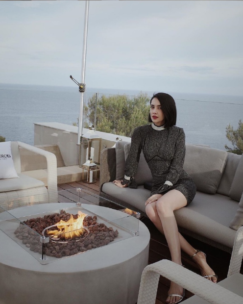 sara legge泰英混血,身材高挑穿衣时尚,一颦一笑都充满性感