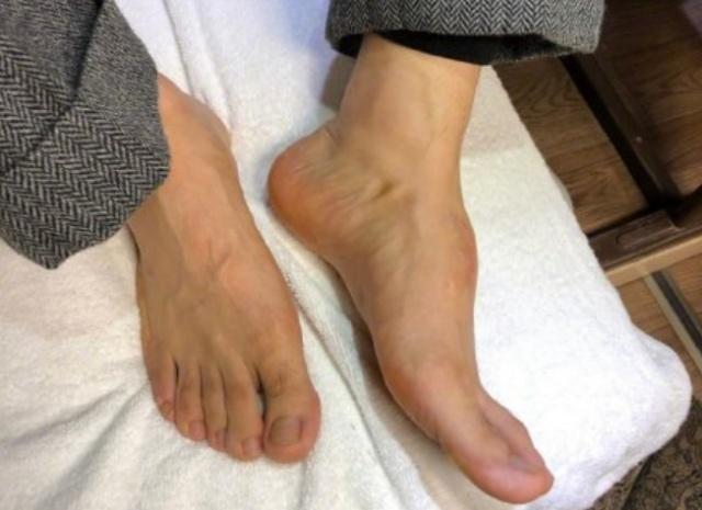 黄晓明晒光脚图引网友深思明星太不容易了