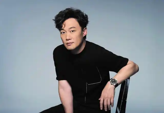 陈奕迅深圳独自坐地铁似路人乘客低头玩手机无人理遭嘲已过气