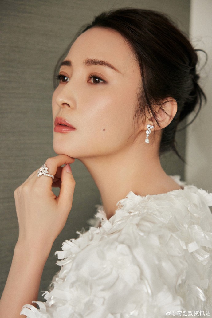 蒋勤勤白羽黑裙红毯造型##蒋勤勤东方美人