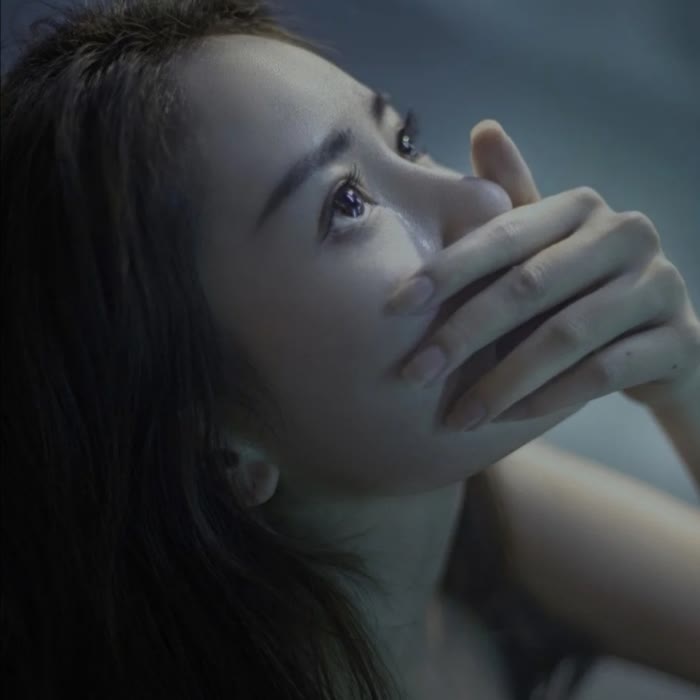 捂嘴流泪忧伤思念女生头像图片