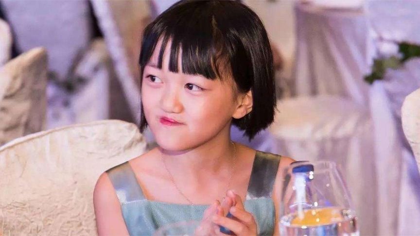 王菲女儿同母不同命,李嫣国外留学一年花百万,窦靖童走路回家