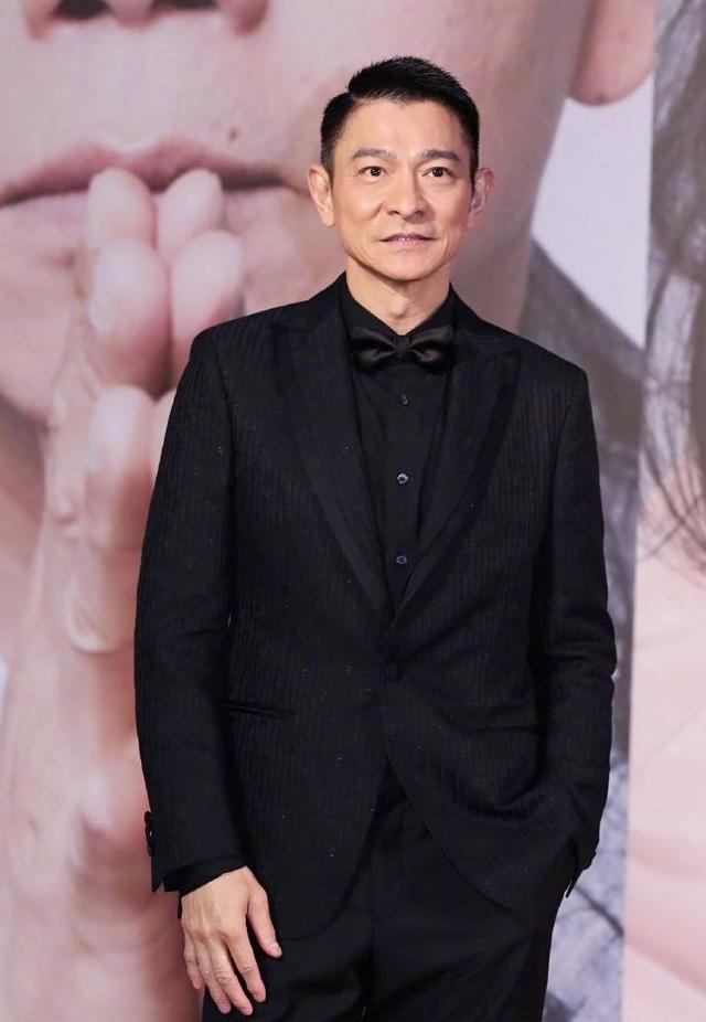 刘德华金像奖出花絮不老男神一身蓝色牛仔装扮短寸头成熟帅气