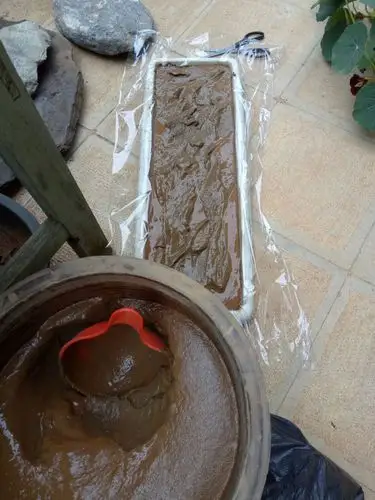 野外挖回的塘泥要先用水泡透,飘去其中杂质和草根,沉淀下来的塘泥晒干