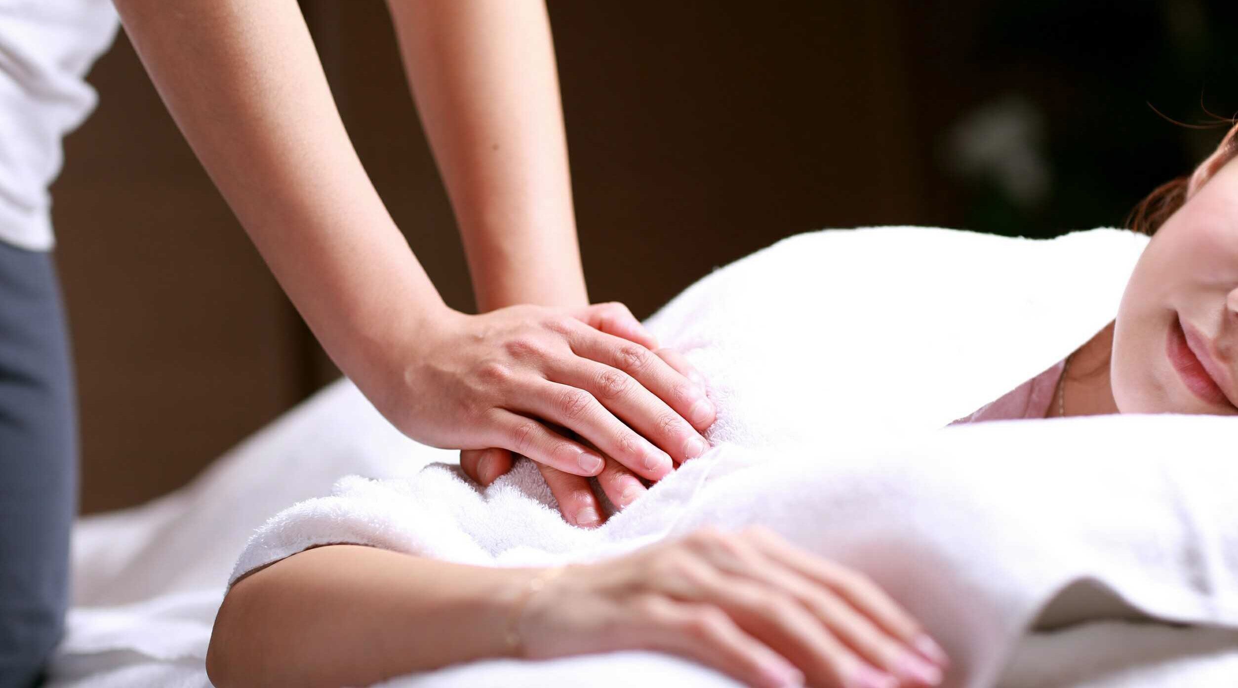 爱美的妈妈去美容院接受乳房按摩后差点崩溃