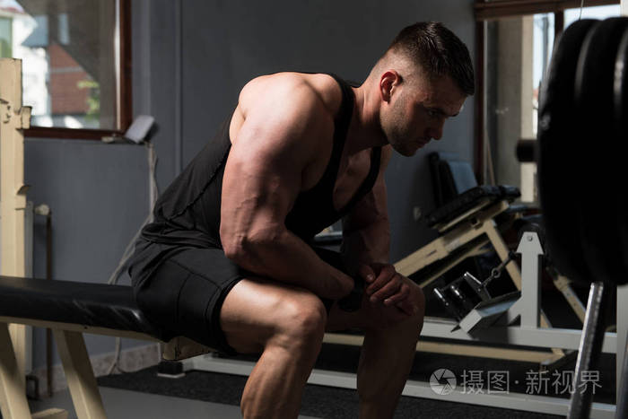 帅哥,帅哥,帅哥,肌肉男,健身房放松照片-正版商用图片1s5f2m-摄图新