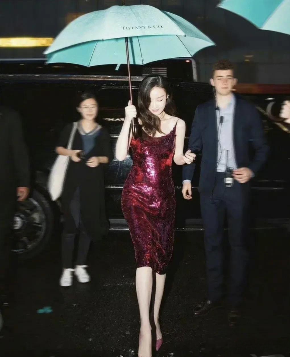 倪妮打伞的照片,无论是氛围还是取景,还有她的肢体语言以及整个照片的