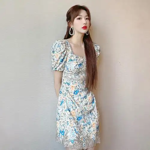 孔雪儿碎花甜美气质小众设计法式连衣裙泡泡同款方连衣裙