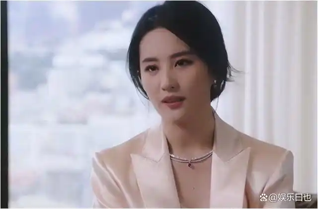 刘亦菲母亲刘晓莉长得比女儿还漂亮两婚两离65岁单身也很幸福