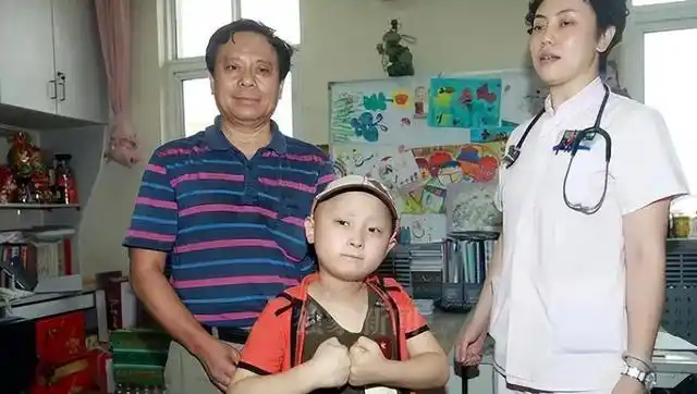 红极一时的邓鸣贺6岁走红8岁离世将悲痛留给妹妹和父母