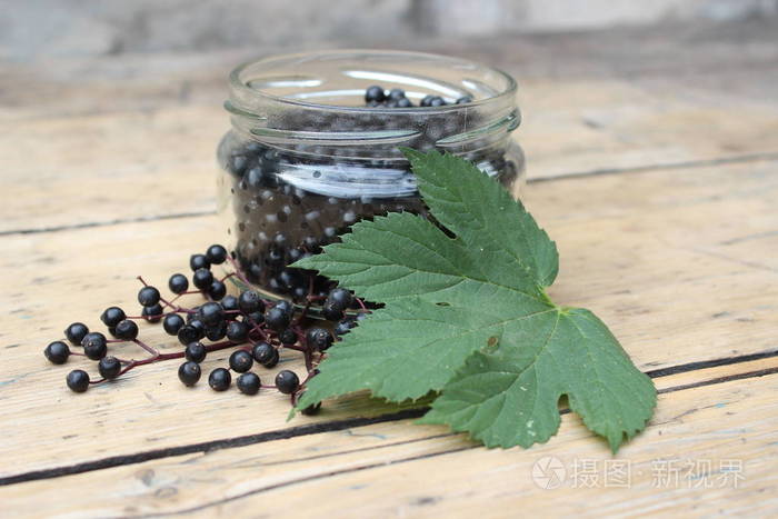 接骨木果实在玻璃罐里