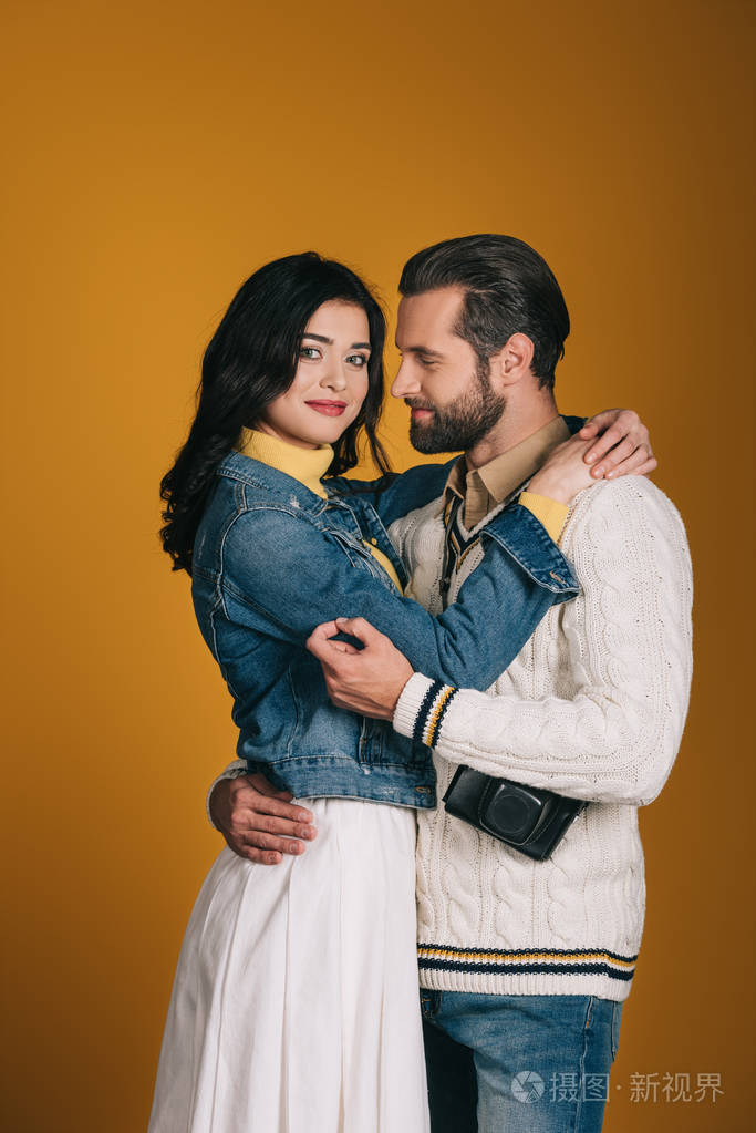 男朋友和女朋友在黄色的环境下拥抱