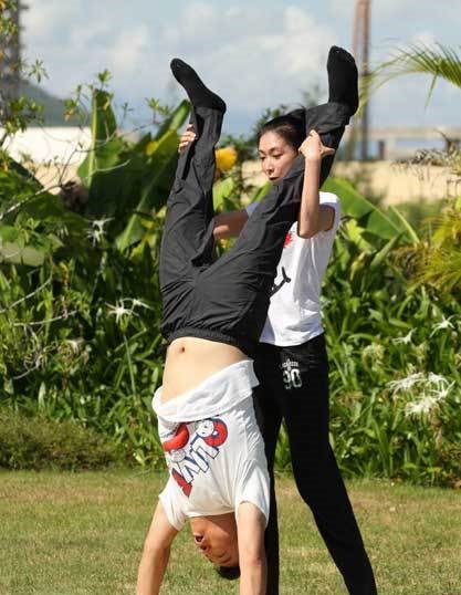 林志玲和黄渤练习瑜伽被拍,网友:第三张摄影师好会找角度!