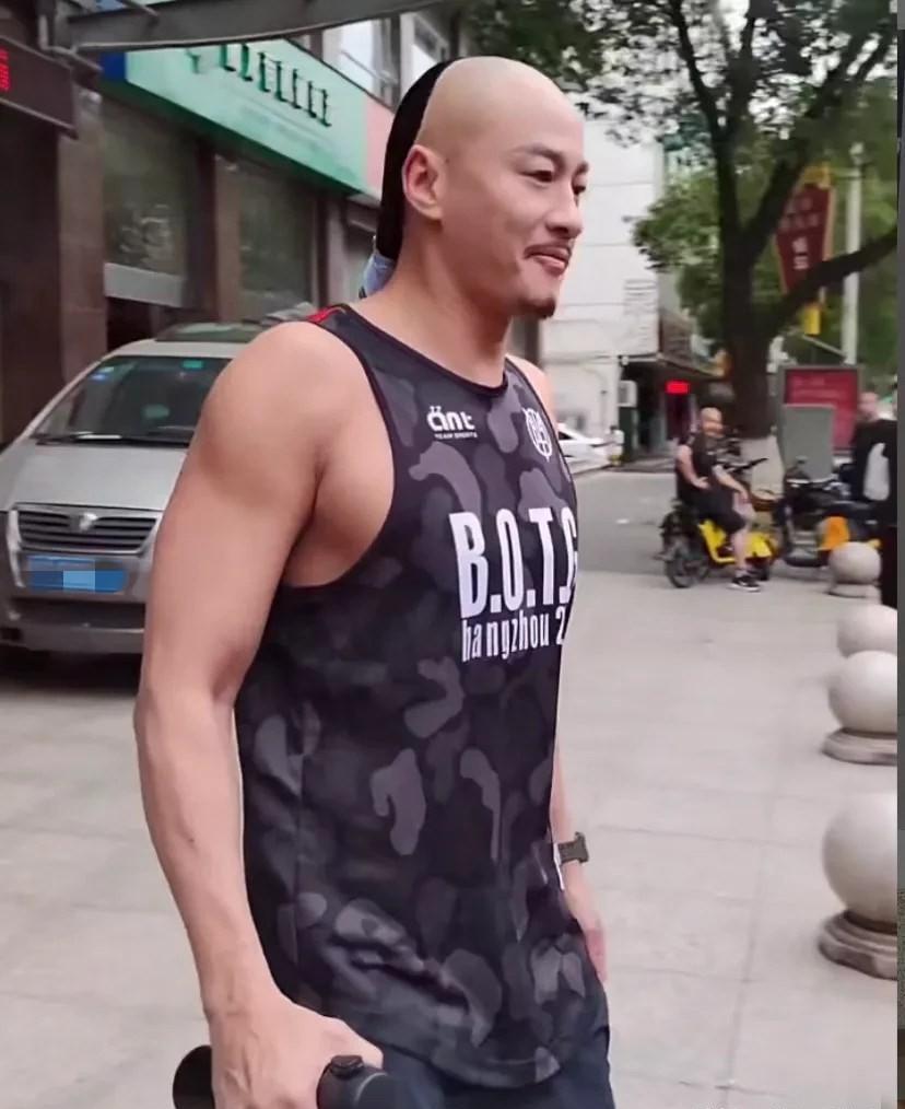 从歌手到演员,因饰演步惊云而走红,46岁的何润东大秀肌肉身材_健身