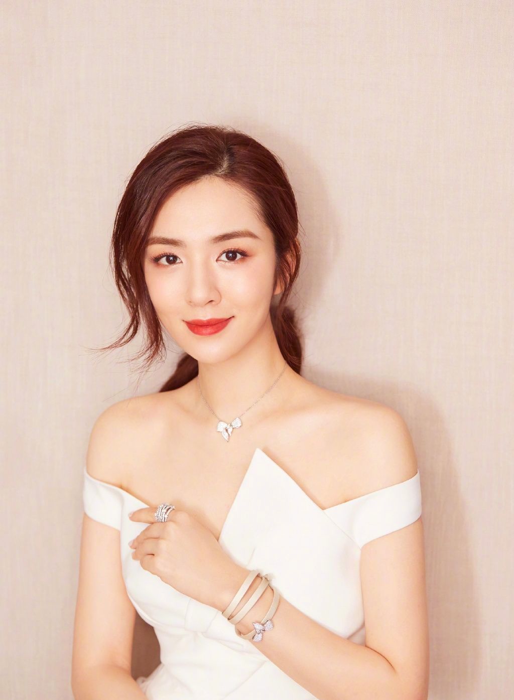 气质百变的王晓晨,笑容中的动人,眉眼间的精致,你中意她吗?