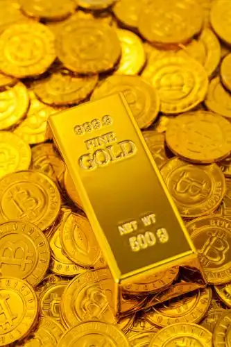 一堆金币上的金条特写图