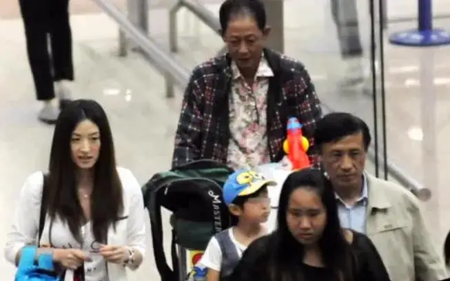 57岁王志文与16岁儿子合影引关注网友惊叹基因强大