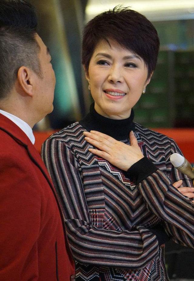 29岁和丈夫离婚的关菊英,恋上女富豪后,牵手十年依旧恩爱如初