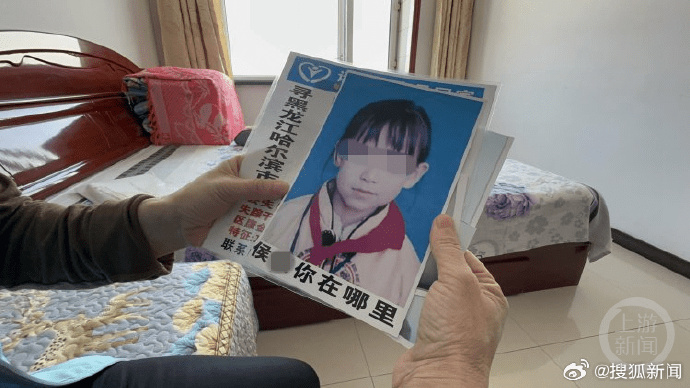 张春霞10岁的女儿燕燕(化名)在自家楼道内失踪,此后杳无音信