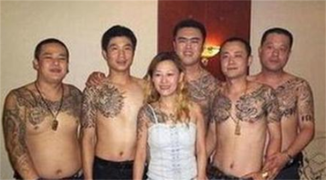 东北悍匪乔四:曾霸占24位女明星,夜夜做新郎,狠起来连自己都砍