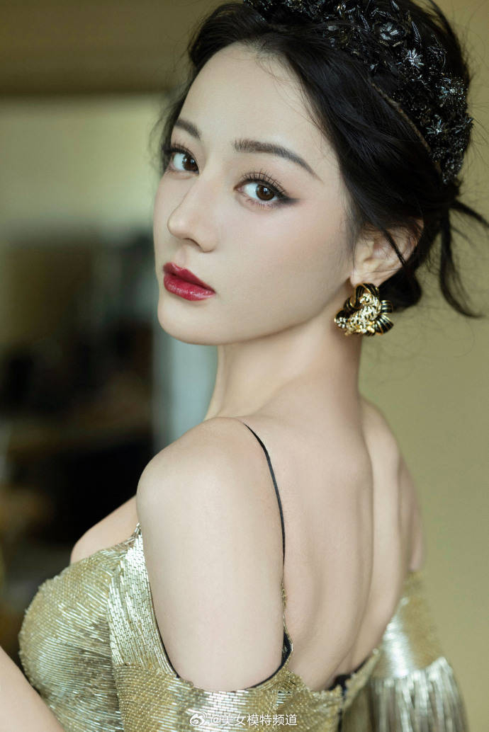 迪丽热巴穿鎏金裙华丽高贵头戴皇冠大秀蛮腰美背