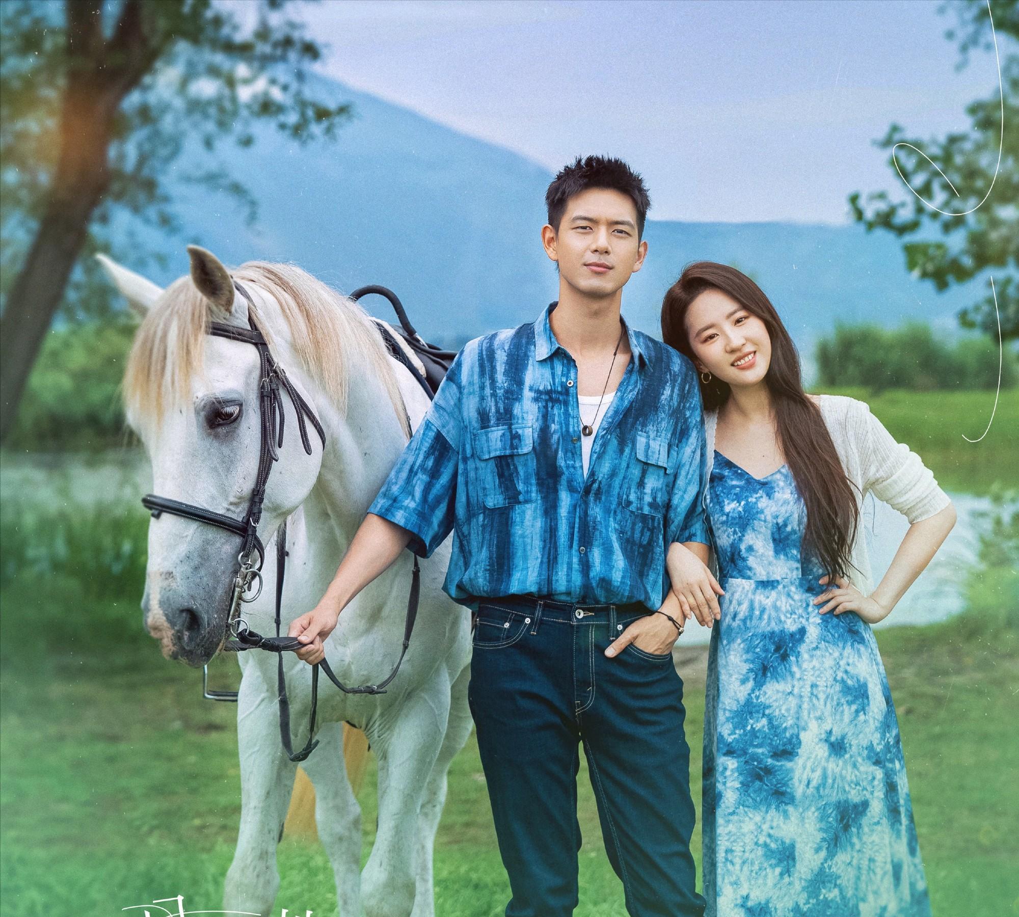 36岁刘亦菲出席活动,穿性感露肩礼服大秀长腿,网友感叹太意外_紫色