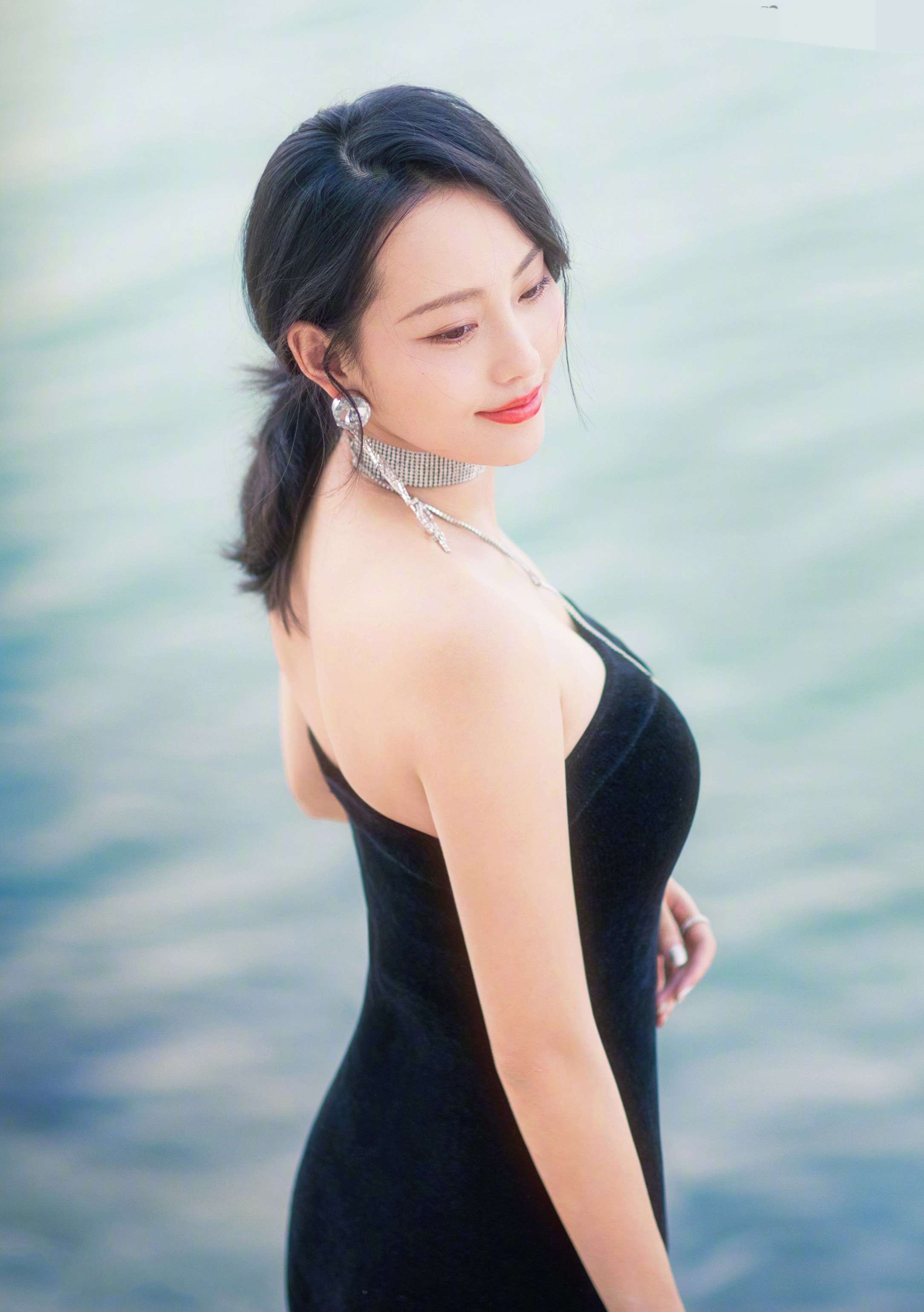 张嘉倪的身材无疑是女星里最性感丰满的,她不仅拥有近乎完美的身材