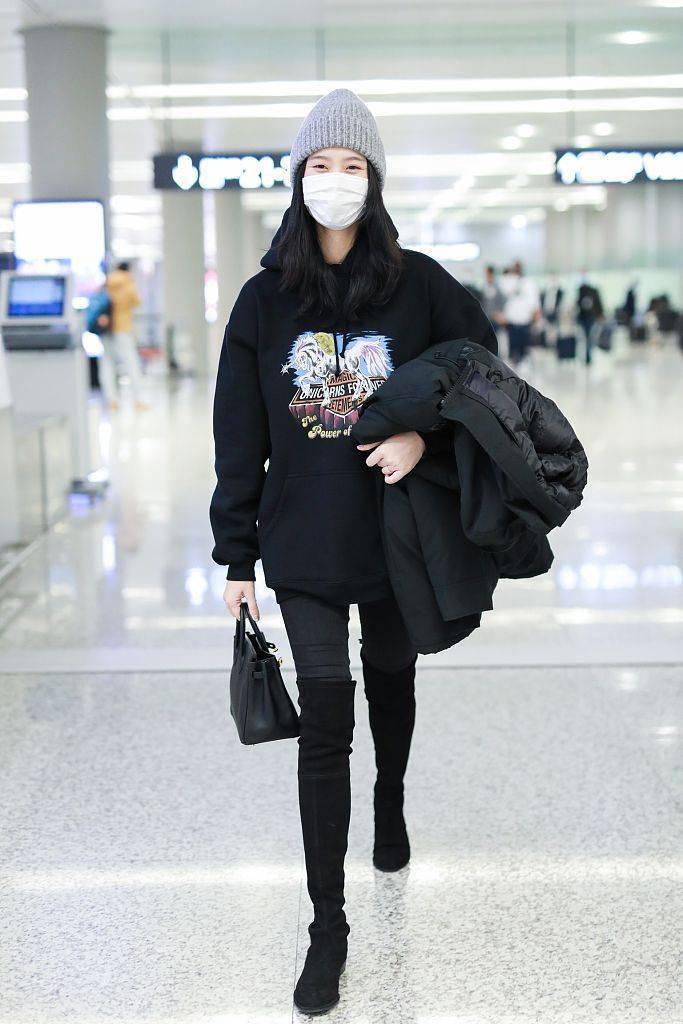 2020年12月7日,奚梦瑶机场街拍.