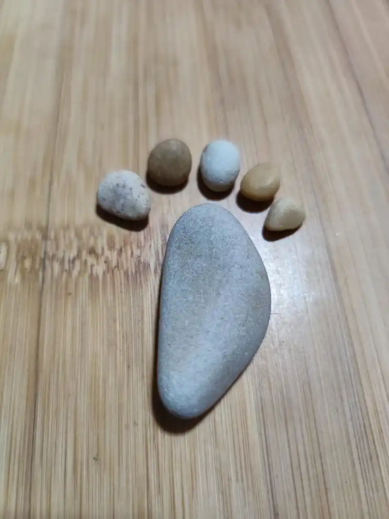 从海边捡到的小石头,随意一摆放,就是可爱造型.