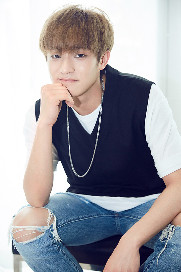 新锐男团core one拼色休闲风写真曝光 百变造型展型男魅