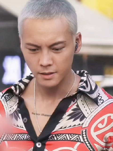 陈伟霆在路边摊吃咖喱鱼蛋银发寸头造型走路带风又野又帅