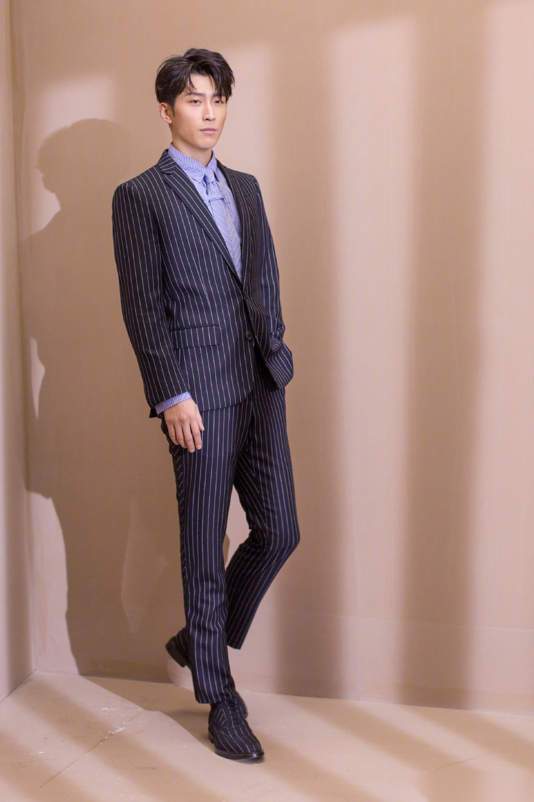 窦骁亮相burberry上海旗舰店重装活动,西装革履搭配质感衬衫领带,不仅