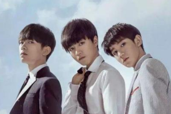 薛之谦李小璐浴室"吻戏"太甜,台词意味深长,网友:不愧是演员