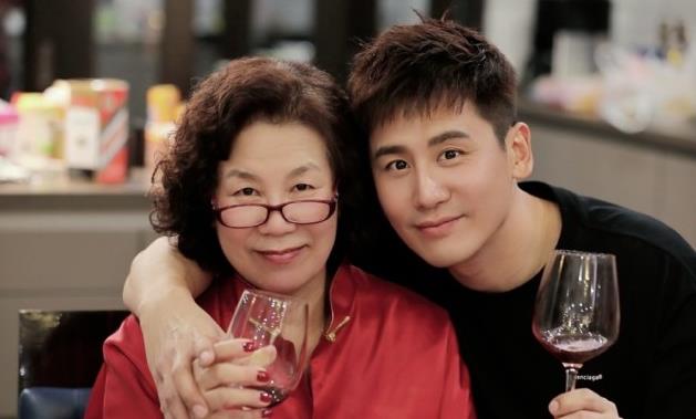 林志玲等50余位明星母亲节温馨晒照,冯巩与百岁妈妈合影令人泪奔