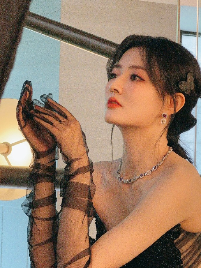 徐璐超话一组@徐璐lululive图掉落7893  #徐璐冷白皮流苏黑裙造型