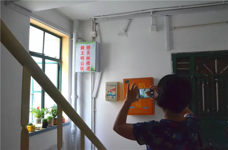 让自家门口变得更美长宁区召开零堆物楼道和美丽楼道创建工作推进会