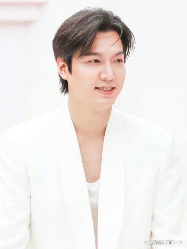 近日,韩国演员李敏镐的最新活动生图曝光,一身白色西装,然而令人意外