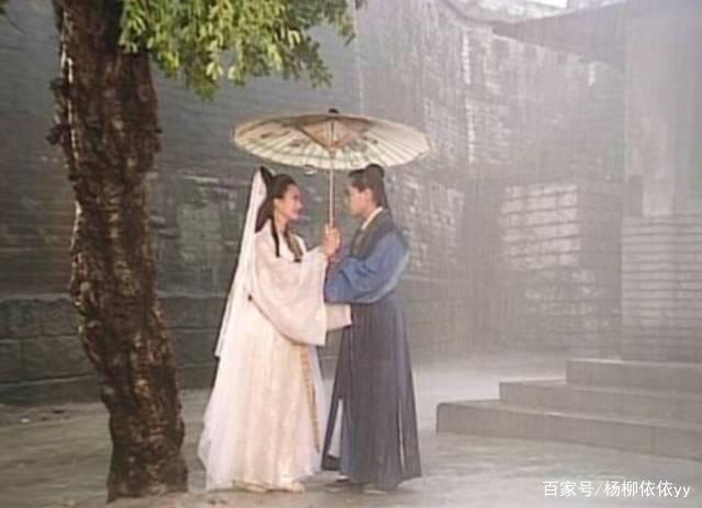 说起西湖伞,大家都会不约而同地想起断桥,想起许仙与白娘子雨中在断桥