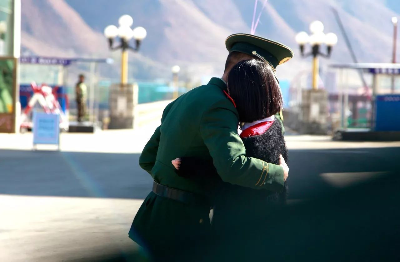 军营浪漫丨现场直击:准军嫂手捧鲜花 单膝跪地求婚