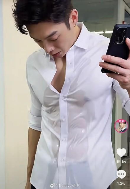 近日,40岁辰亦儒身材管理登上热搜,照片中他胸肌发达,腹肌如同雕刻