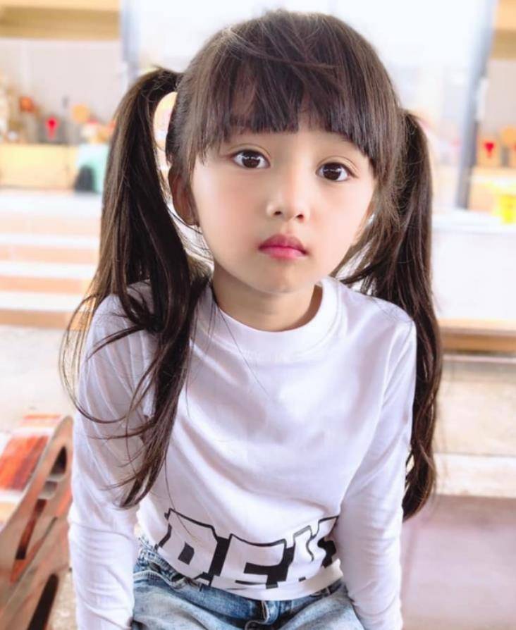 幼儿园"最美混血儿"走红,不看镜头却美如画,网友:天生的主角_孩子