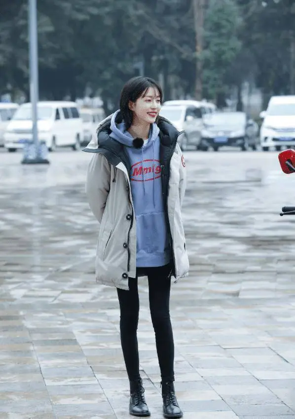 原创有种保守叫李溪芮嫌裙子开叉口太大就用蝴蝶结系不料贼显腿长