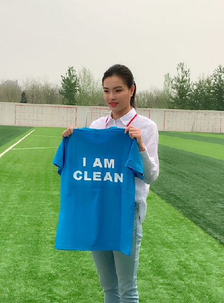 吴敏霞为反兴奋剂发声白tee牛仔裤青春洋溢