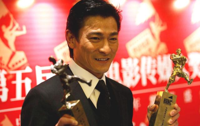 刘德华直播花絮曝光,梳油亮大背头红光满面,穿西装身材挺拔高瘦