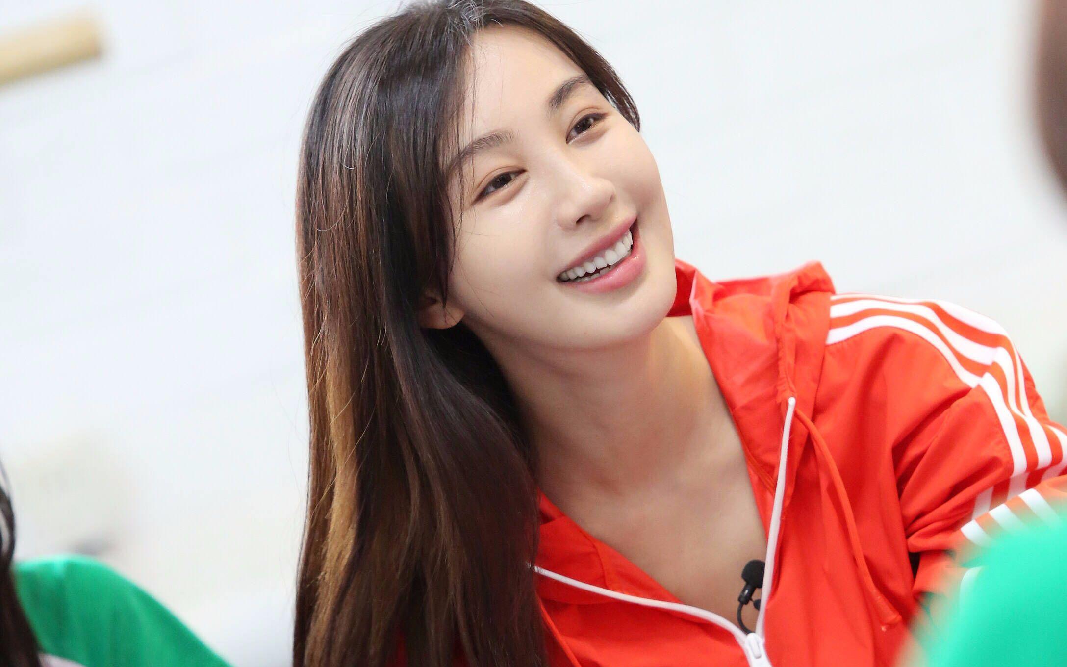 她写真雪肤娇嫩身材火辣_杨颖_肌肤_凹凸