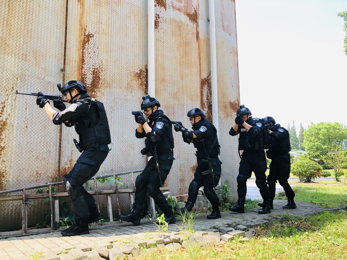 体能,综合越障,擒拿格斗等系统化,科学化的高强度训练,使全体参战特警