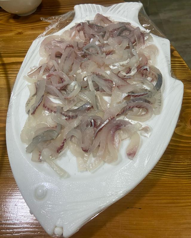 客家鱼生:客家鱼生是客家地区的一种特色美食,如广东梅州五华,鱼生的