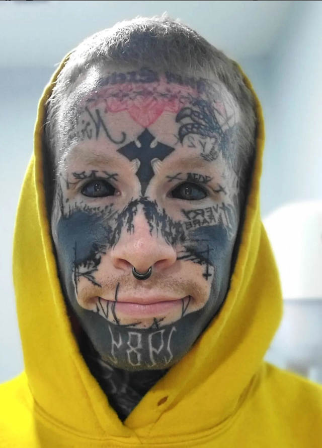 男子全身覆盖200多个纹身自称霓虹恶魔样貌恐怖成网红